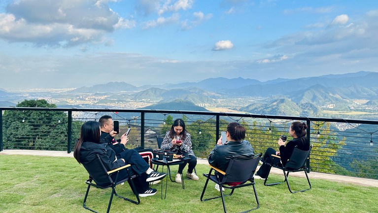 浙江奉化：鄉(xiāng)村“網(wǎng)紅”咖啡店引客來 